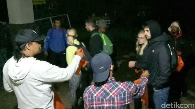 Keren, Sopir dan Pemilik Jeep Ajak Turis Bersih-bersih Kawah Ijen