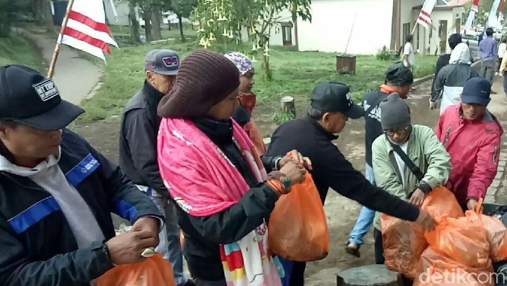 Keren, Sopir dan Pemilik Jeep Ajak Turis Bersih-bersih Kawah Ijen Keren, Sopir dan Pemilik Jeep Ajak Turis Bersih-bersih Kawah Ijen