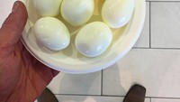 Yang dipegang Pratt adalah menu makan siangnya saat di pesawat. Yap, 7 butir telur rebus! Foto: Instagram @prattprattpratt