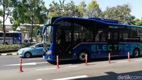 Salah satu syarat yang harus didapatkan adalah sertifikasi dan layak jalan dari Kementerian Perhubungan. Pihak Angkasa Pura II juga mengadakan survei untuk mendapatkan respon publik terhadap hadirnya bus listrik buatan Indonesia ini sebagai sarana transportasi publik.  Foto: Rizki Pratama