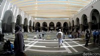 Bagian Masjid Quba juga memiliki area terbuka, lokasinya di dalam bagian tengah Masjid. Atapnya hanya dilindungi oleh lembaran-lembaran kain panjang.