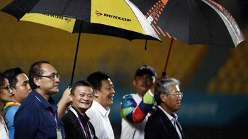 Tampak pendiri Alibaba yang salah satu orang terkaya di dunia ini menyunggingkan senyum khasnya. Foto: Edgar Su/REUTERS