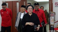 Sebelumnya, tampak Ketua Umum PDIP Megawati Soekarnoputri tiba lebih dulu.