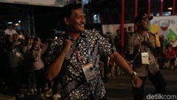 Seorang panitia ikut berjoget.