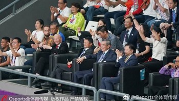 Masih mengenakan setelan jas lengkap, Jack Ma datang ke Tennis Indoor pada Sabtu sore (1/9/2018). Foto: weibo.com/osports