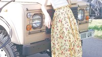 Sluurrp! Segelas minuman dingin baru saja dihabiskan Hera. Mengenakan outfit santai dengan rok motif bunga membuat Hera tampil sederhana tapi manis.  Foto: Instagram @herachann