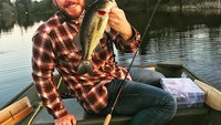 Aktor 39 tahun ini juga gemar mancing. Kali ini ia menunjukkan senyum sumringah karena berhasil mendapat ikan favoritnya, ikan bass. Foto: Instagram @prattprattpratt