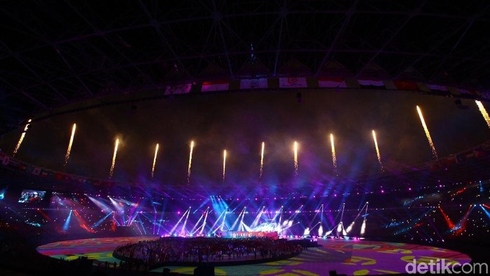 GBK sebagai venue penutupan Asian Games 2018 tampil beda malam ini. Tata cahaya dan lampu warn-warni semakin membuat suguhan visual yang dramatis dan indah.