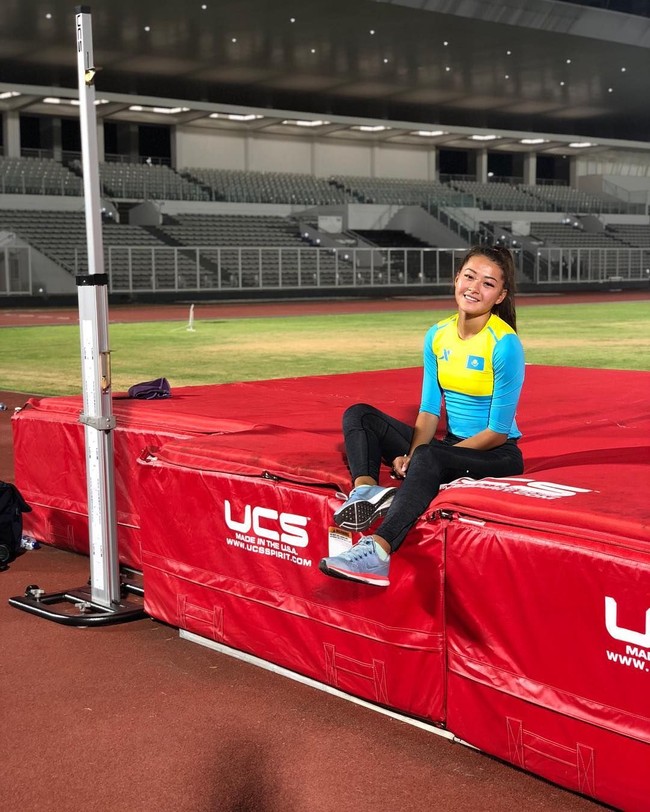 Melihat sosok wanita cantik ini, penampilannya tak seperti atlet Kazakhstan kebanyakan yang berwajah khas ras ras Kazakh atau Rusia. Adelina Akhmetova demikianlah namanya. Berusia 19 tahun, dia mewakili Kazakhstan di cabang atletik, lompat gawang 400 meter. Foto: dok. Instagram
