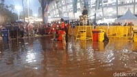 Penampakan genangan air yang terjadi usai diguyur hujan deras di kawasan GBK, Jakarta, Minggu (2/9/2018).