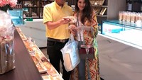 Pemilik nama asli Ina Indayanti ini sudah menjalani bahtera rumah tangga selama 23 tahun. Ia sering sempatkan kumpul bareng teman seperti kala belanja roti bareng.Foto: Instagram inathomas