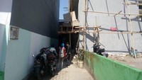 Dia (pemilik gedung) melewati batas akses. Saat pembeliannya ada patokan sudah disepakati bersama. Jalan masuk 2 meter lebih dulu sekarang tidak sampai semeter bahkan, kata Erwin.