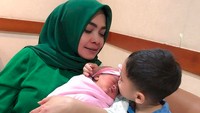 Saat Rafathar mencium anak Caca Tengker di gendongan Rieta Amilia. Foto: (instagram Rieta Amilia)