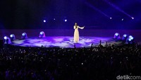 Sebelumnya closing Asian Games 2018 dibuka dengan tampilan Isyana Sarasvati membawakan lagu Asias Who We Are, 