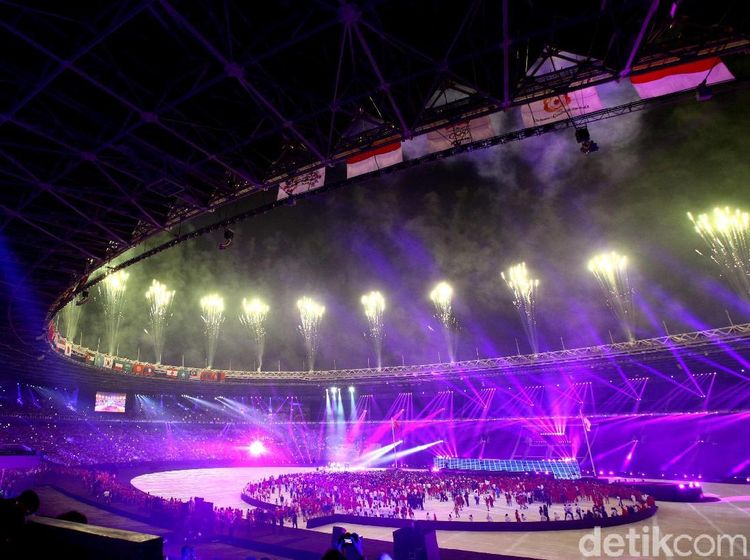 GBK Bermandikan Cahaya Lampu di Closing Asian Games