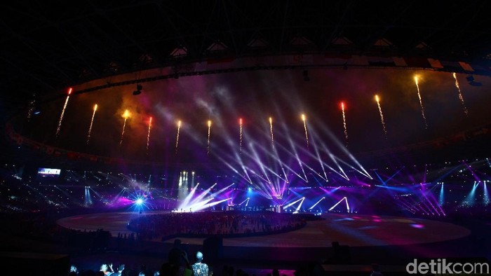 GBK sebagai venue penutupan Asian Games 2018 tampil beda malam ini. Tata cahaya dan lampu warn-warni semakin membuat suguhan visual yang dramatis dan indah.