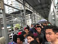 JPO depan GBK penuh sesak / 