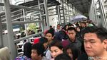 Foto: Penuhnya JPO Depan GBK Saat Penutupan Asian Games