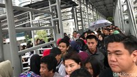 JPO di depan GBK penuh sesak. Warga menggunakan JPO untuk menyeberang dari depan Graha CIMB Niaga, Jl Sudirman ke depan GBK. 