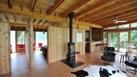 Banyak ventilasi udara di rumah ini. Sehingga ruangan terasa sejuk meskipun tanpa penyejuk udara. Istimewa/Inhabitat.