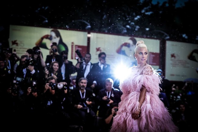 Festival Film Venice 2018 di Venesia bertaburan bintang. Deretan aktris  dunia dan pesohor ternama menyambangi festival film bergengsi yang digelar di Venesia, Italia, 29 Agustus - 8 September, ini, tanpa terkecuali penyanyi dan aktris Lady Gaga. Ia hadir untuk mempromosikan film terbarunya, A Star Is Born. Foto: Vittorio Zunino Celotto/Getty Images