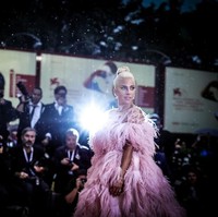 Tak kalah mencuri perhatian, gaya Lady Gaga di screening film yang dibintanginya, A Star Is Born, Jumat (31/8/2018). Untuk momen spesial tersebut, penyanyi bernama lengkap Stefani Joanne Angelina Germanotta ini membungkus tubuhnya dengan gaun pink strapless megar penuh bulu nan dramatis dari Valentino Couture. (Foto: Vittorio Zunino Celotto/Getty Images)