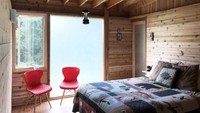 Rumah ini terdiri dari dua kamar tidur, satu kamar mandi dengan toilet ramah lingkungan, ruangan besar, dapur dan teras. Total luas rumah ini adalah 1.120 meter persegi. Istimewa/Inhabitat.