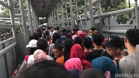 JPO itu juga digunakan oleh warga yang keluar dari Halte TransJakarta GBK. Ada pula warga yang mengarah sebaliknya karena hendak naik bus TransJakarta.