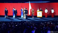 Gubernur DKI Jakarta Anies Baswedan mengembalikan obor Asian Games 2018 kepada Presiden OCA Ahmed Al-Fahad dan diserahkan ke tuan rumah selanjutnya, Hangzhou.