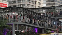 Antrean juga terlihat di sejumlah halte busway di kawasan GBK.