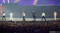 Siwon, Leeteuk, dan semua personel Suju memakai baju bergaya formal. Mulai dari kemeja membuat tampilan mereka semakin tampan.