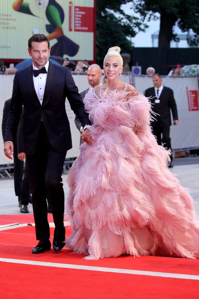 Sorotan pun tertuju pada sang Mother Monster ketika dirinya muncul di pemutaran perdana film tersebut, Jumat (31/8/2018). Pelantun Born This Way itu tak datang sendiri. Gaga menggandeng aktor Bradley Cooper sebagai teman kencan-nya. Di film A Star Is Born, Bradley menjadi lawan main Gaga sekaligus sutradara. Foto: Vittorio Zunino Celotto/Getty Images