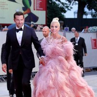 Sorotan pun tertuju pada sang Mother Monster ketika dirinya muncul di pemutaran perdana film tersebut, Jumat (31/8/2018). Pelantun Born This Way itu tak datang sendiri. Gaga menggandeng aktor Bradley Cooper sebagai teman kencan-nya. Di film A Star Is Born, Bradley menjadi lawan main Gaga sekaligus sutradara. Foto: Vittorio Zunino Celotto/Getty Images