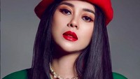 Iguana menjadi salah satu teman Aura di sesi foto tersebut. (instagram Aura Kasih)