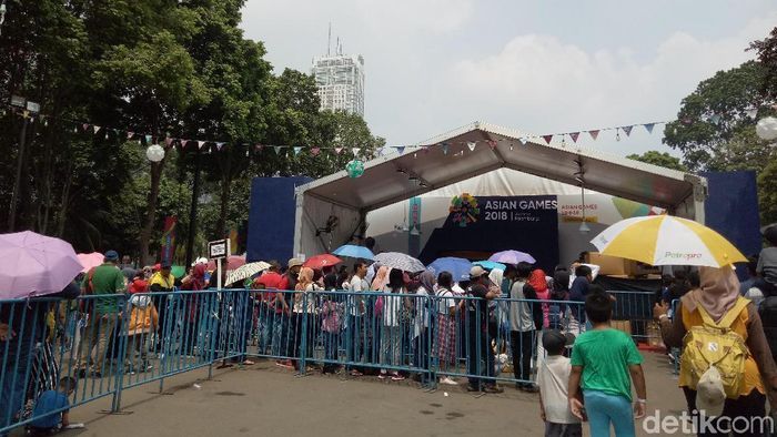Antrian penonton memasuki GBK hari ini (Amalia Dwi Septi/detikSport) Antrian penonton memasuki GBK hari ini (Amalia Dwi Septi/detikSport)