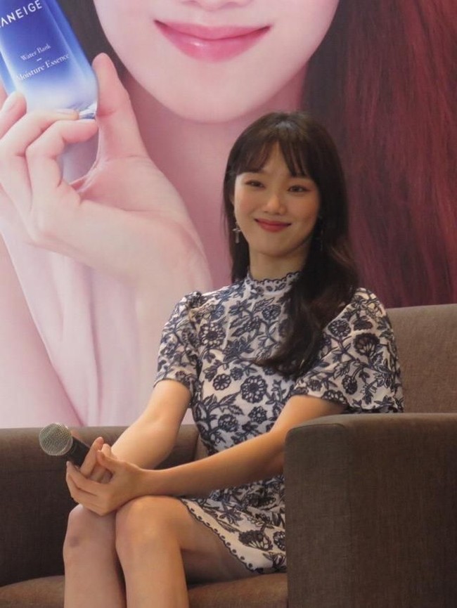 “Kalau travelling aku selalu membawa sleeping pack. Kalau di pesawat lama kan udaranya kering jadi bisa melembabkan kulit,” kata Lee Sung Kyung Foto: Foto: Anggi Mayasari/Wolipop