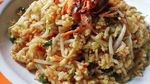 Enaknya Minggu Pagi Sarapan Nasi Goreng Teri yang Gurih Renyah