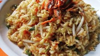 Ikan teri tawar yang agak besar digoreng kering. Dijadikan topping nasi goreng yang sudah diaduk dengan tauge. Enaknya! Foto : Instagram @leny_k.chang