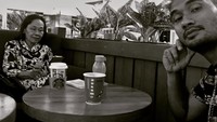 Meski memiliki jadwal yang sibuk, tapi pria keturunan Ambon-Jawa ini tetap menyempatkan waktu, ngopi bareng sang ibu. Foto: Instagram @jflowrighthere