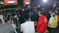 Dari Lombok, bersama masyarakat yang sebagian sedang dalam pengungsian pasca gempa bumi, saya menonton kemeriahan acara penutupan Asian Games 2018 di Jakarta lewat layar lebar siaran televisi, kata Jokowi lewat Instagram. Saya sungguh-sungguh dipenuhi perasaan bangga dan haru bahwa Indonesia telah menampilkan wajahnya sebagai bangsa yang besar dan maju, yang mampu menjadi tuan rumah perhelatan besar olahraga dunia Asian Games, imbuh Jokowi.(Foto: Instagram @jokowi)