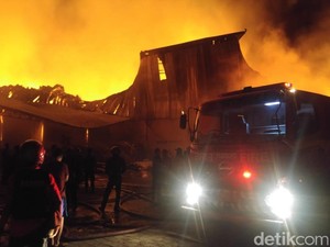 Mobil yang Dievakuasi Saat Pabrik Kebakaran Malah Digondol Maling