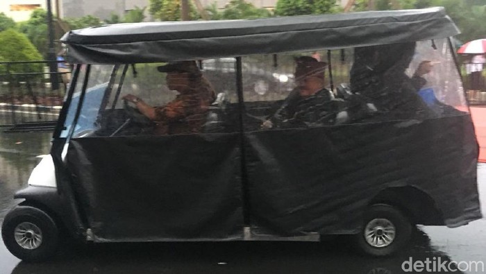 Senayan Hujan, Alex Noerdin Diantar ke GBK Pakai Mobil Golf
