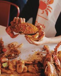 Asyiknya! Di 5 Tempat Ini Bisa Makan Seafood Pakai Tangan 