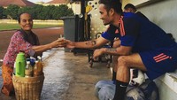 Penyanyi berusia 35 tahun ini, hobi main bola. Untuk menambah stamina dan energi, JFlow lebih senang meminum racikan jamu tradisional. Foto: Instagram @jflowrighthere