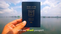 Dalam video tersebut, Nuseir menunjukkan paspor Israel yang dimilikinya. (Foto: Screenshot Video Facebook)