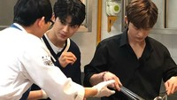 Bersama seorang temannya, B.I menikmati makanan di sebuah restoran. Mereka memasak sendiri makanannya di wajan datar yang ada di depan mereka. Tentunya dibantu oleh seorang chef. Foto: Istimewa
