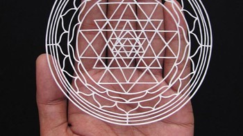 Kebanyakan ia membuat warna kertas putih polos. Foto: Istimewa/Parth Kothekar