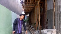 Bapak memprotes ini bangunan karena tata ruang memprotes bangunan buktinya disegel dan bapak memperjungkan akses kita masuk dan sepihak caranya bapak ditahan. Pemangilan pertama tersangka kedua tersangka sampai dipangil polisi dan saya harap polisi membuka matanya kasus ini, kata anak Sudirman, Erwin.