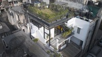 Untuk menambah kesan segar, arsitek juga membuat taman di atap rumah. Taman ini juga bertujuan agar supply oksigen untuk penghuni rumah bisa lebih banyak. Istimewa/Inhabitat.