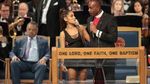 Seperti Ini Posisi Tangan Pastur yang Dinilai Lecehkan Ariana Grande